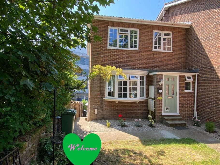 Redhill Town Centre 3 Bed House Near Gatwick Airport, Easy Commute To London Lejlighed Eksteriør billede