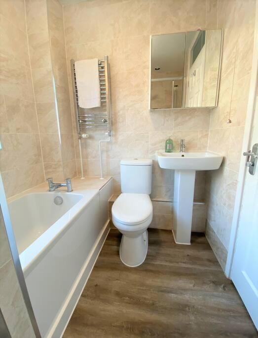 Redhill Town Centre 3 Bed House Near Gatwick Airport, Easy Commute To London Lejlighed Eksteriør billede