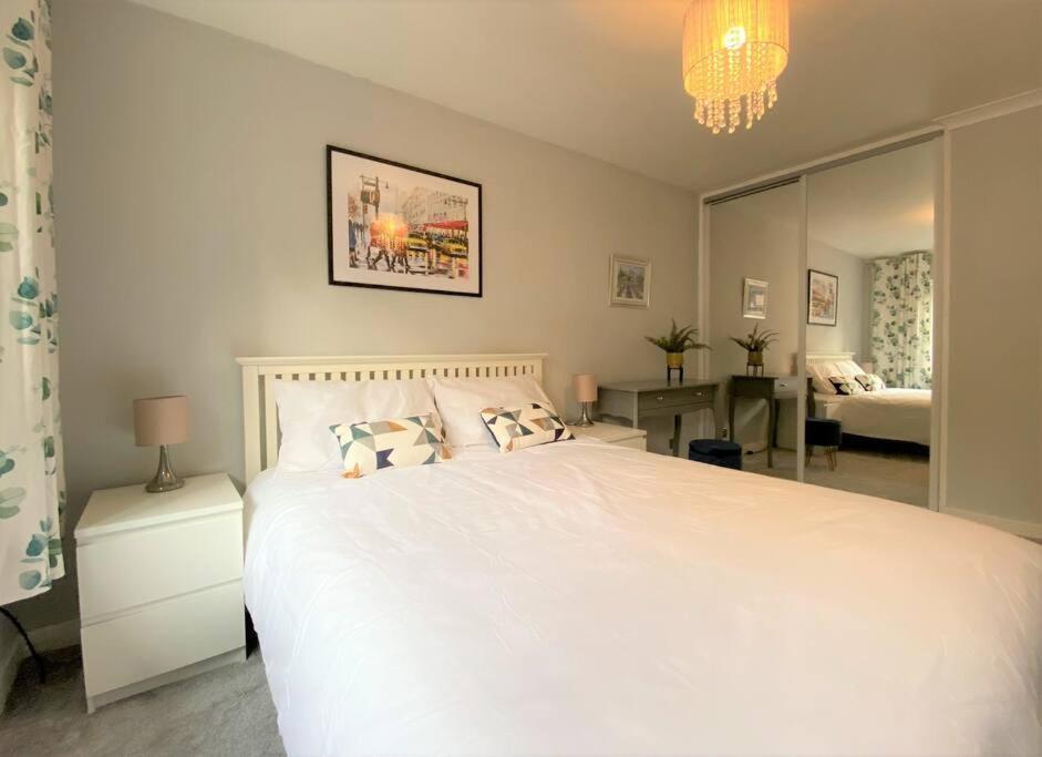 Redhill Town Centre 3 Bed House Near Gatwick Airport, Easy Commute To London Lejlighed Eksteriør billede